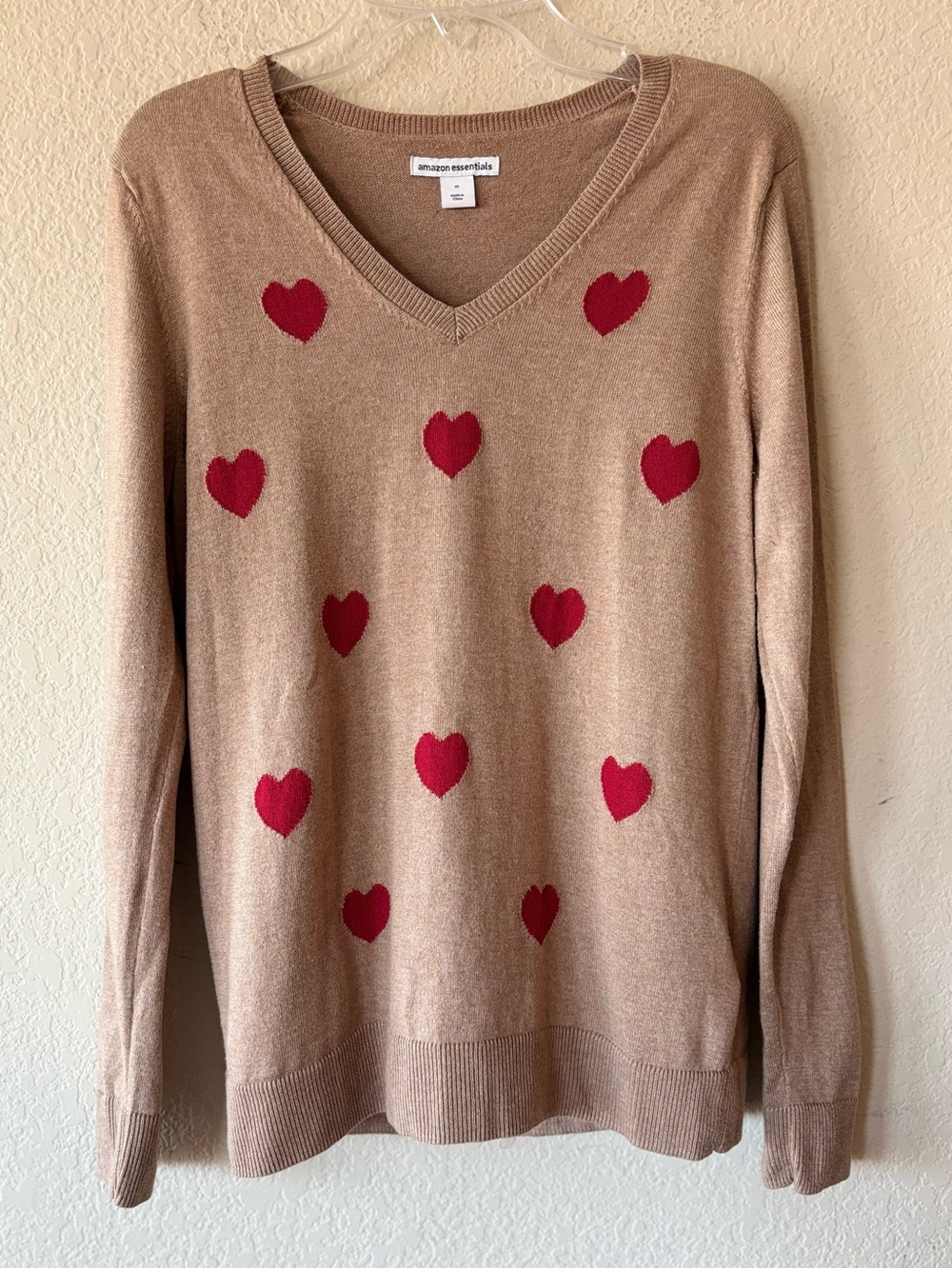 Amazon Essentials Women's Classic Fit Lightweight V-Neck Heart Print Sweater M